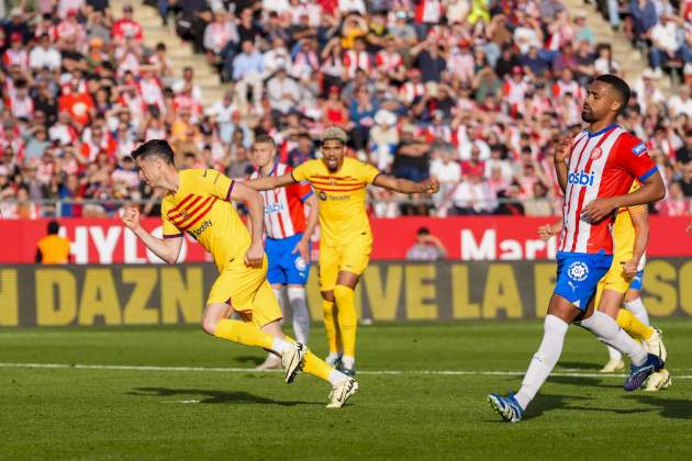 Lewandowski celebrado su gol de penalti ante el Girona