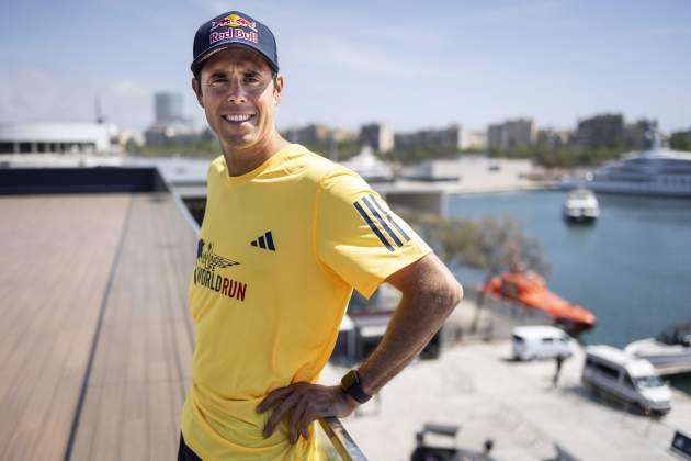 Adam Raga posa davant port de Barcelona Red Bull Wings for Life / Foto: Miquel Muñoz