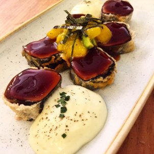 Tataki de atu rojo en tempura con ensaladilla de m…o y aguacate Tataki de atu rojo en tempura con ensaladilla de m…o y aguacate