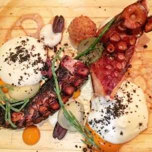 Pulpo brasa, kalamata y chorizo crujiente Pulpo brasa, kalamata y chorizo crujiente