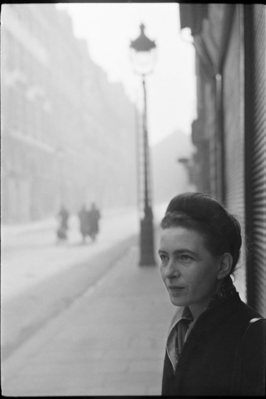 43 Henrio Cartier Bresson, Simone de Beauvoir, © Fundación Henrio Cartier Bresson Magnum Photos Contacto