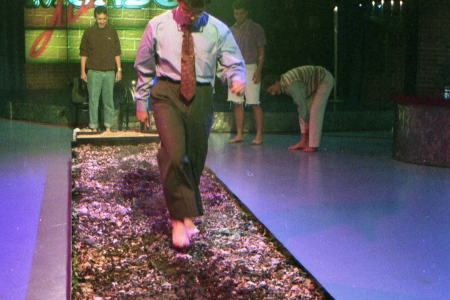 58 Manuel ´Carballal caminando descalzo sobre  una alfombra de brasas de 5 metros de largo para demostrar que no hay nada paranormal en la pirobasia