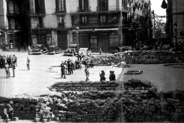 Fets de Maig. Barricades a Plaça Sant Jaume. Wikimedia commons