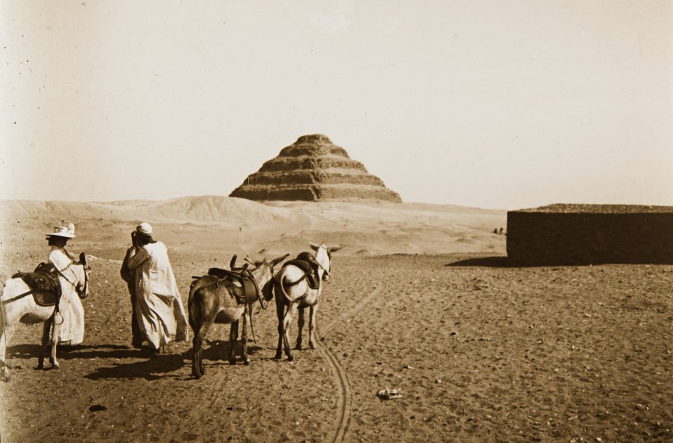 04.+Egipte.+Sakkara.+Piràmide+esglaonada+del+faraó+Djoser%2C++1908.+AFB.+O.+Junyent (1)