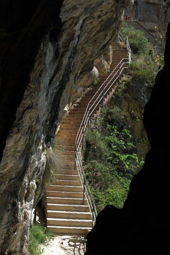 130 Sant Miquel del Fai, escalera|escala Enfo que baja a la cueva