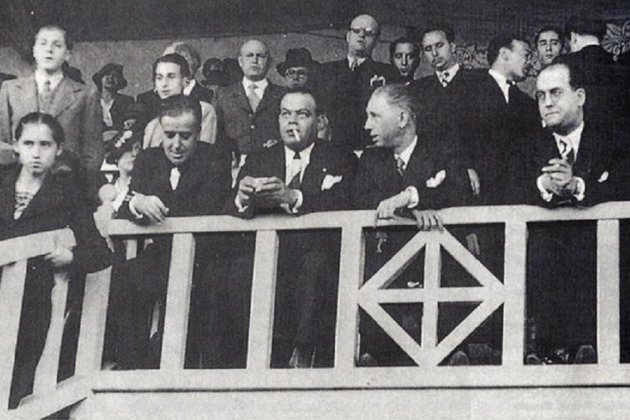 Nomenen Josep Sunyol. Palco del camp de Les Corts (1936). Sunyol i Companys. Font F.C. Barcelona