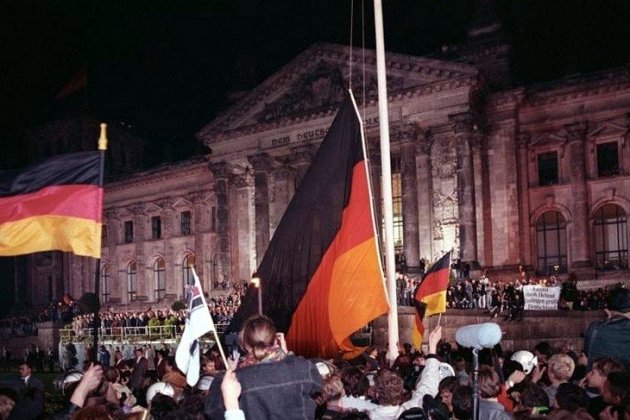 Hizado de la bandera d'Alemanya davant el Reichtag / Viquipèdia