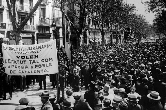 S'aprova en referèndum l'estatut republicà de 1932. Manifestació en suport a l'Estatut. Font Wikimedia Commons