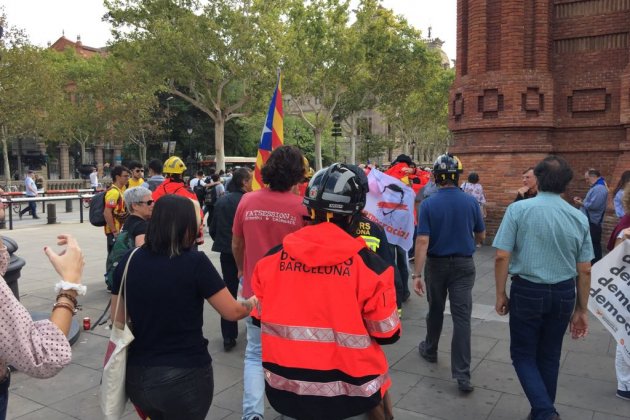 Manifestantes en Arco de Triunfo / Toni Piqué