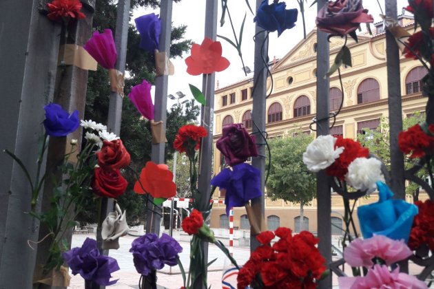 La escuela Ramon Llull se llena de claveles en contra de la violencia policial