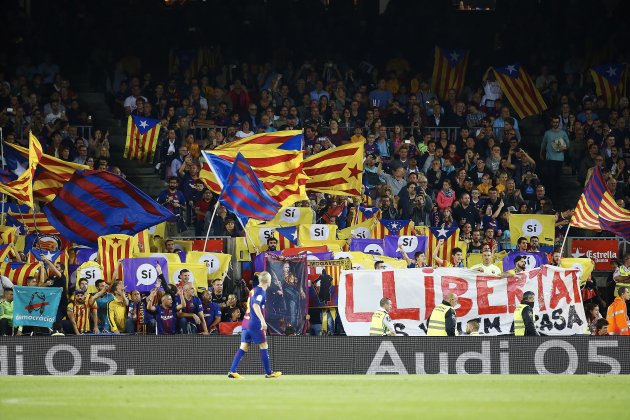 Pancarta llibertat estelades Camp Nou Barça Màlaga Efe