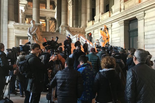 periodistas esperando llegado Puigdemont juzgado belga