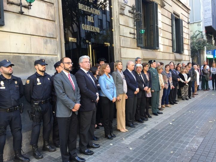 Una imatge del minut de silenci davant la delegació del govern espanyol pels atemptats de París/QS