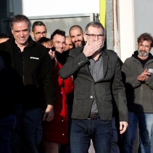 Emotive return to the factory: jailed Jordi Cuixart begins work regime Emotive return to the factory: jailed Jordi Cuixart begins work regime