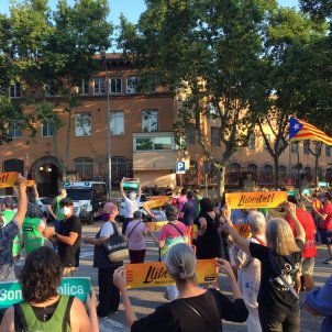 Former Catalan speaker Forcadell cheered by crowd at gates of Barcelona prison Former Catalan speaker Forcadell cheered by crowd at gates of Barcelona prison