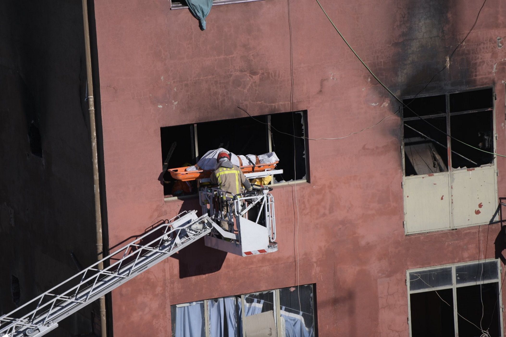 In images: deadly fire destroys a Badalona warehouse that was home to 150 people