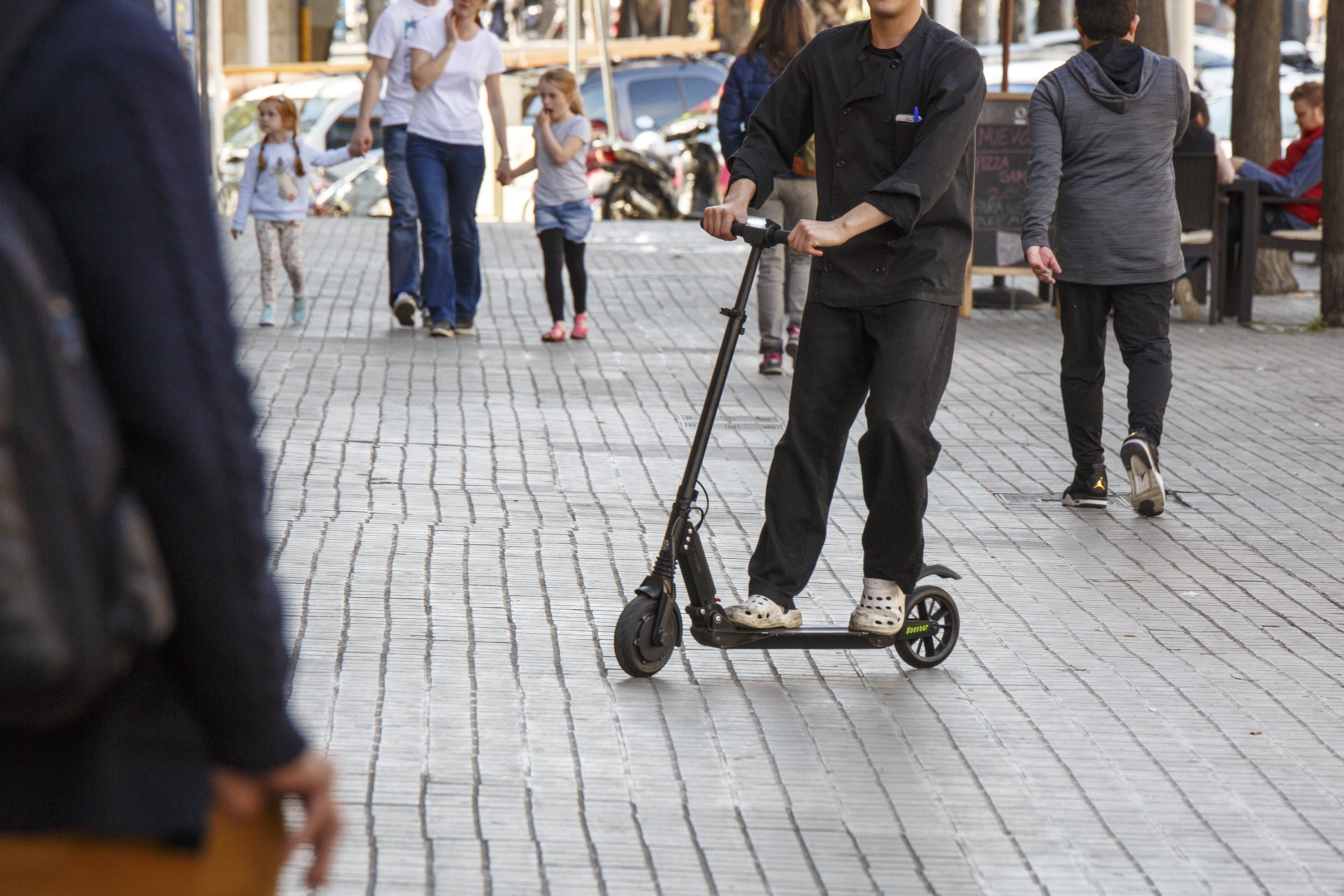 Un 94% d’usuaris de patinet a Barcelona excedeixen la velocitat en vorera