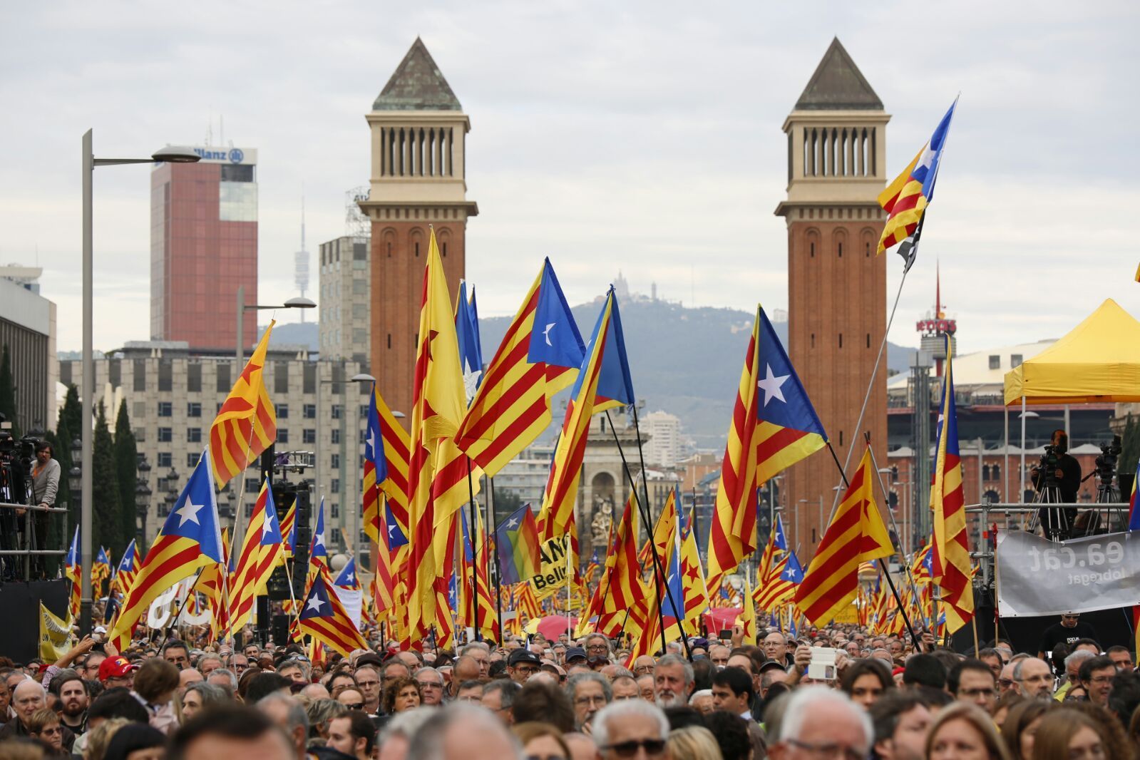 Una enquesta de 'La Razón' deixa l’independentisme a un escó de la majoria absoluta