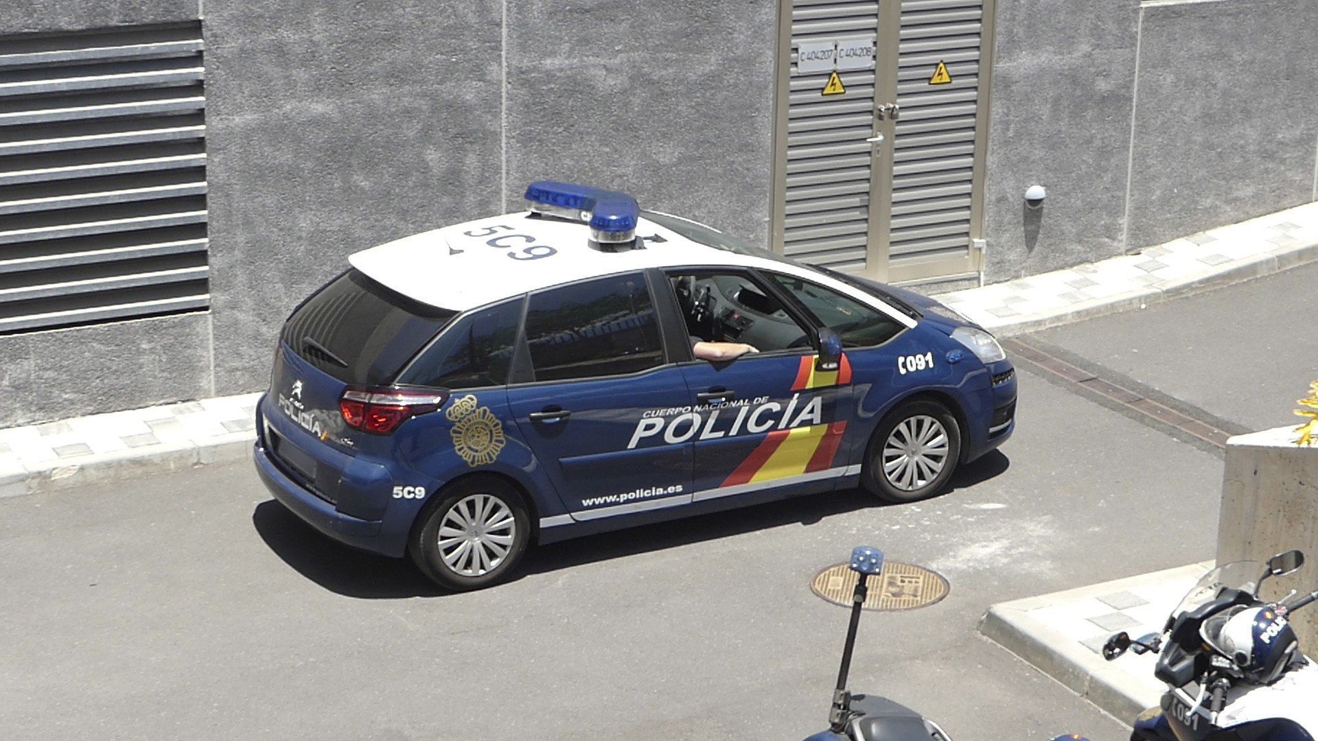 20 national police burst into a school in Barcelona to stop voting
