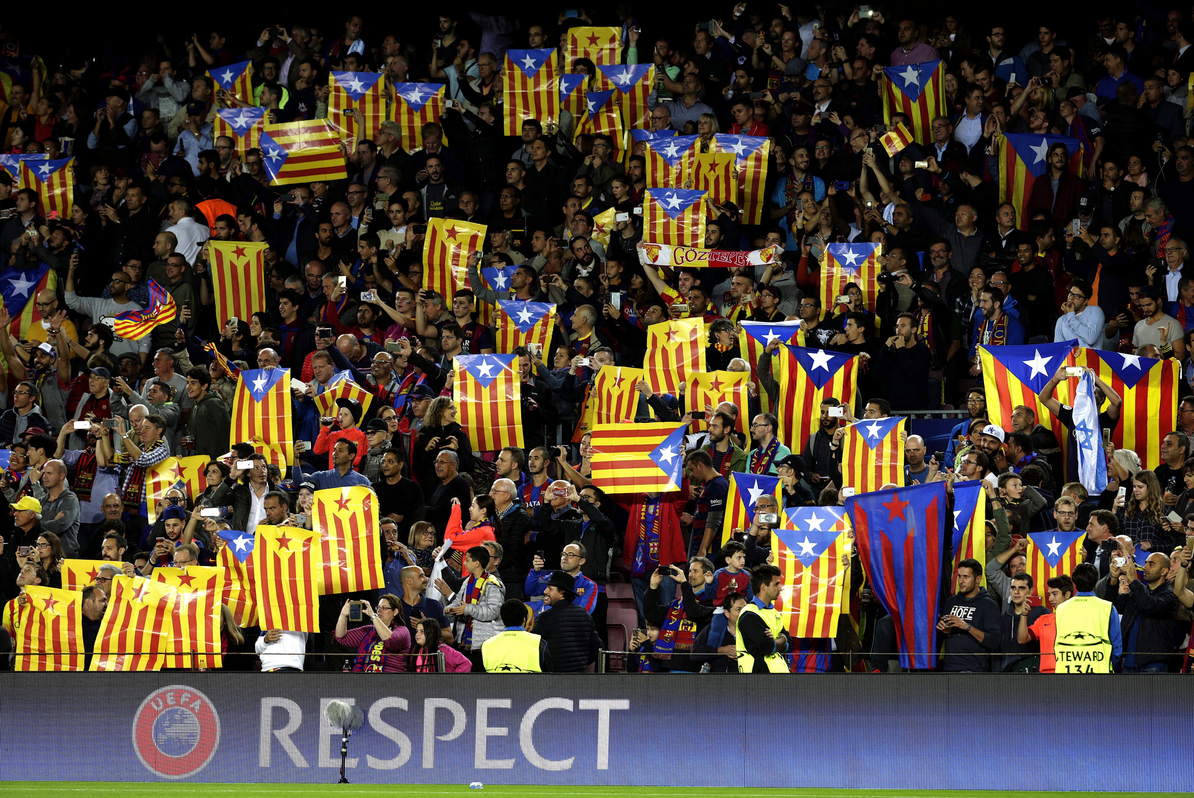 La UEFA arxiva els expedients del Barça per exhibir estelades al Camp Nou