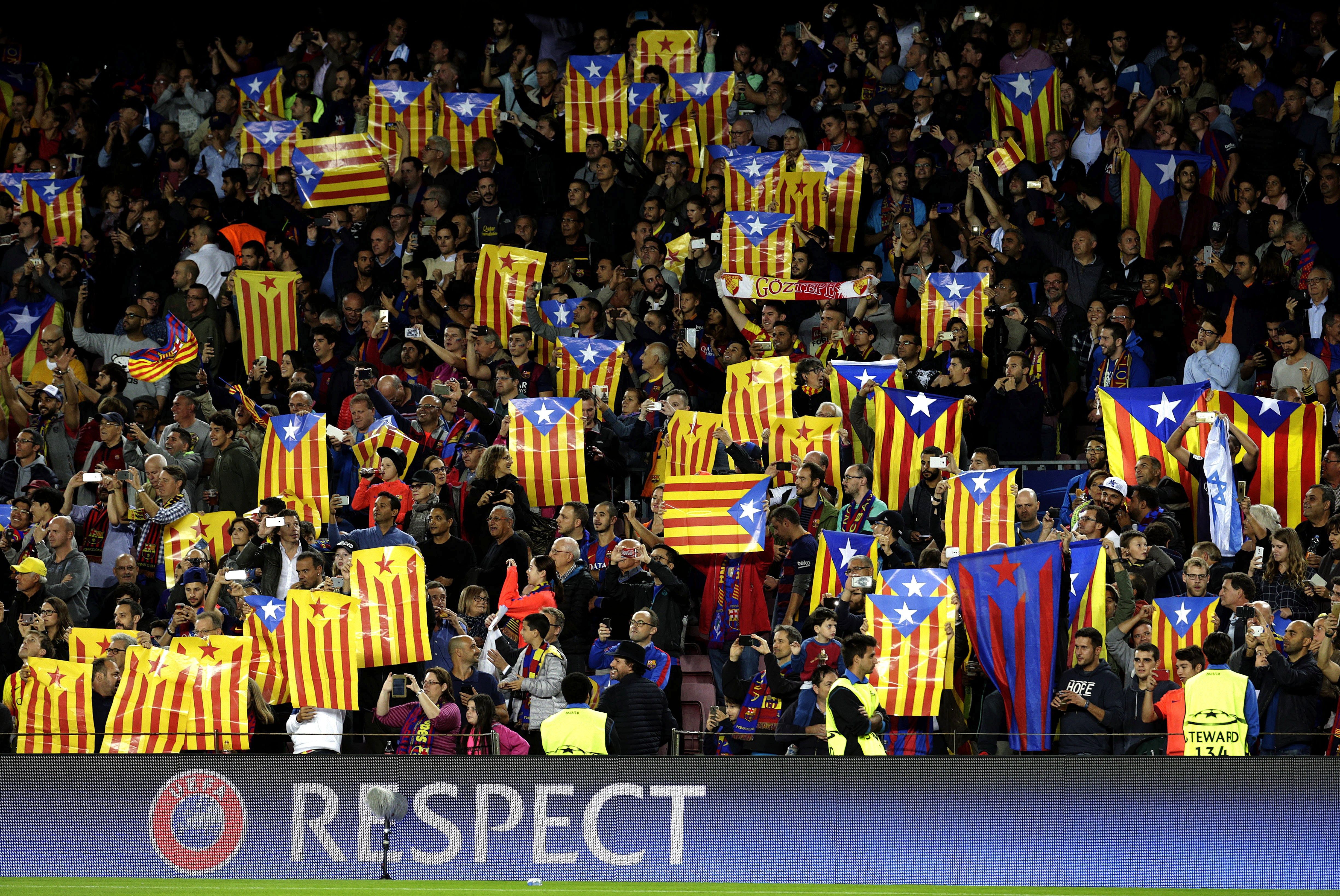 Vídeo: El Camp Nou s'omple de llums per demanar la llibertat dels presos