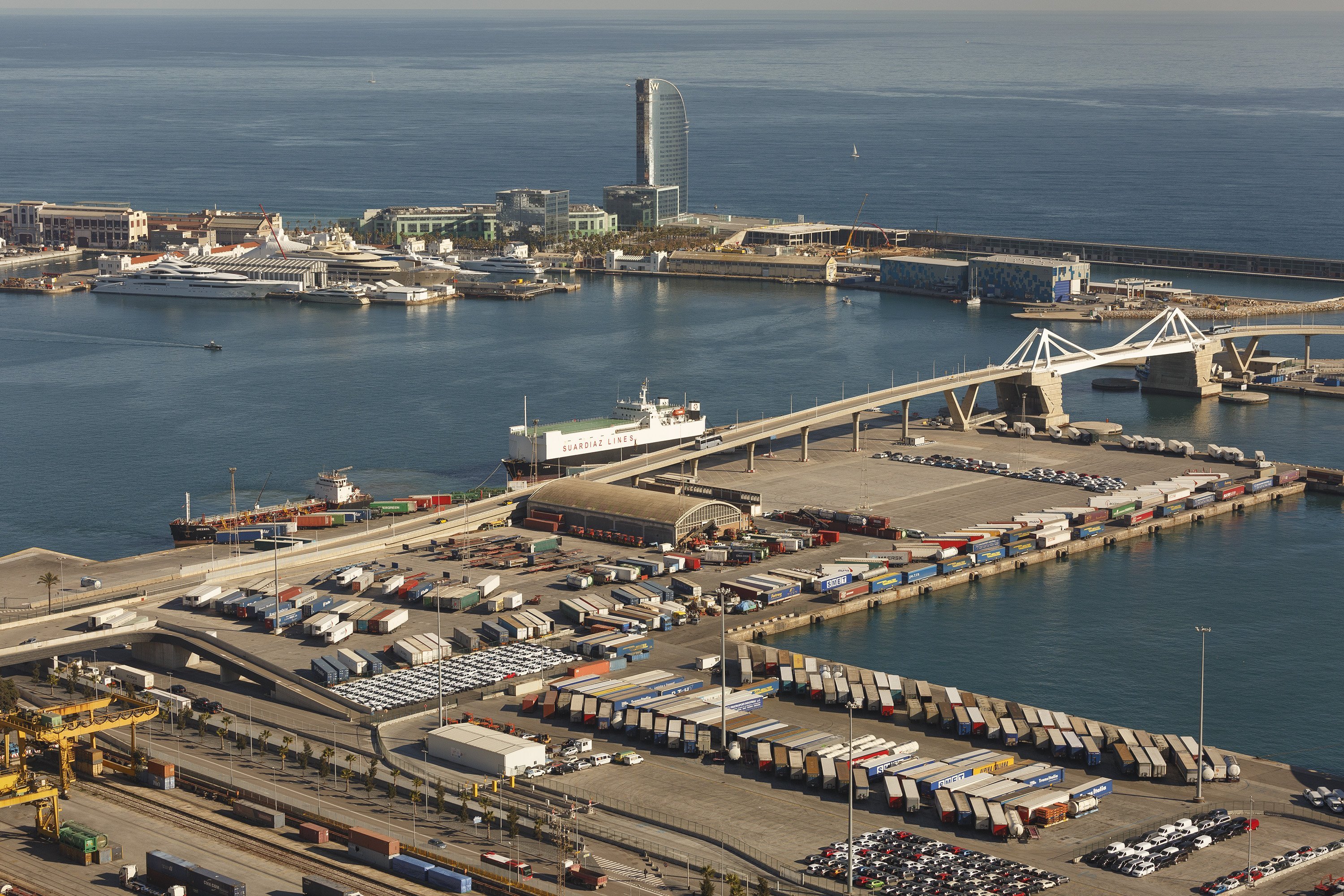 El tráfico de contenedores del Port de Barcelona crece un 18% en enero y febrero