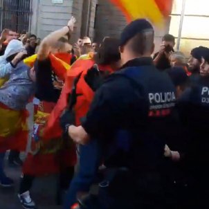 Far-right confrontation with Mossos in central Barcelona Far-right confrontation with Mossos in central Barcelona