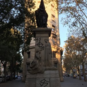 Extremists attack statue of symbolic Catalan figure Casanova Extremists attack statue of symbolic Catalan figure Casanova