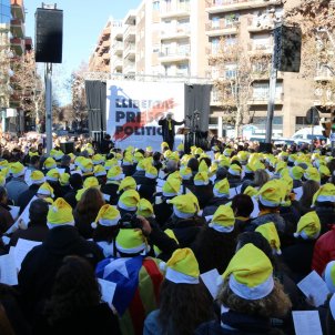 Hundreds sing Christmas carols for Catalan prisoners Hundreds sing Christmas carols for Catalan prisoners
