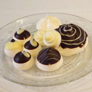 Gluten-free chocolate meringue bites Gluten-free chocolate meringue bites