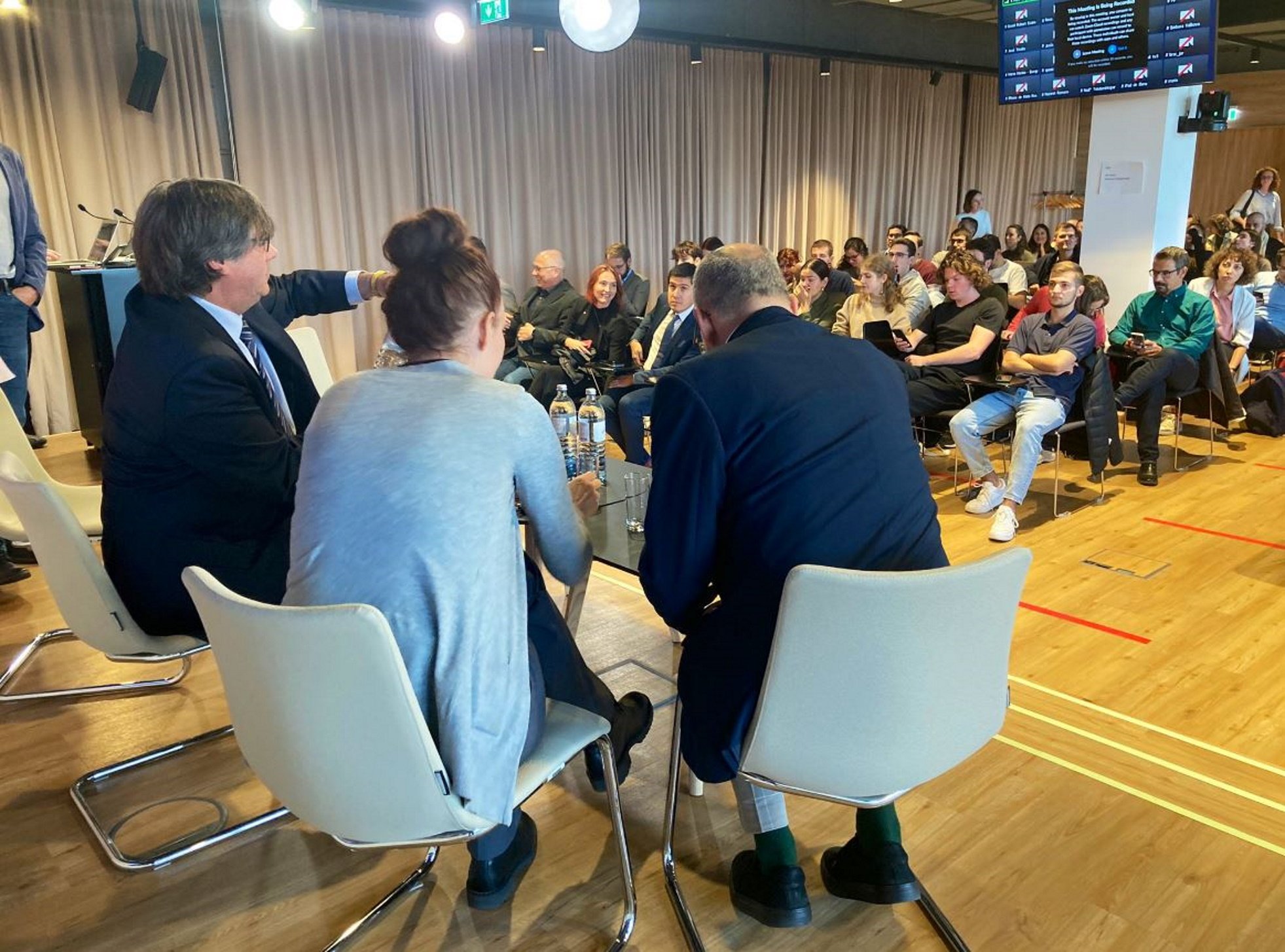 Spanish nationalist assaults Carles Puigdemont at Vienna Airport: "To jail!"