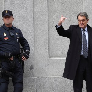 Mas tried to convince Puigdemont to not declare independence unilaterally Mas tried to convince Puigdemont to not declare independence unilaterally