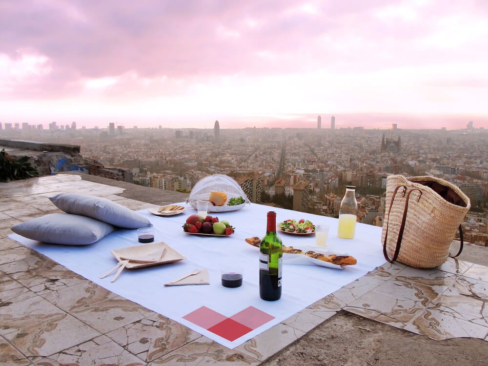 How to celebrate Valentine’s Day 2023 in Barcelona? Romantic restaurants, boats and much more!