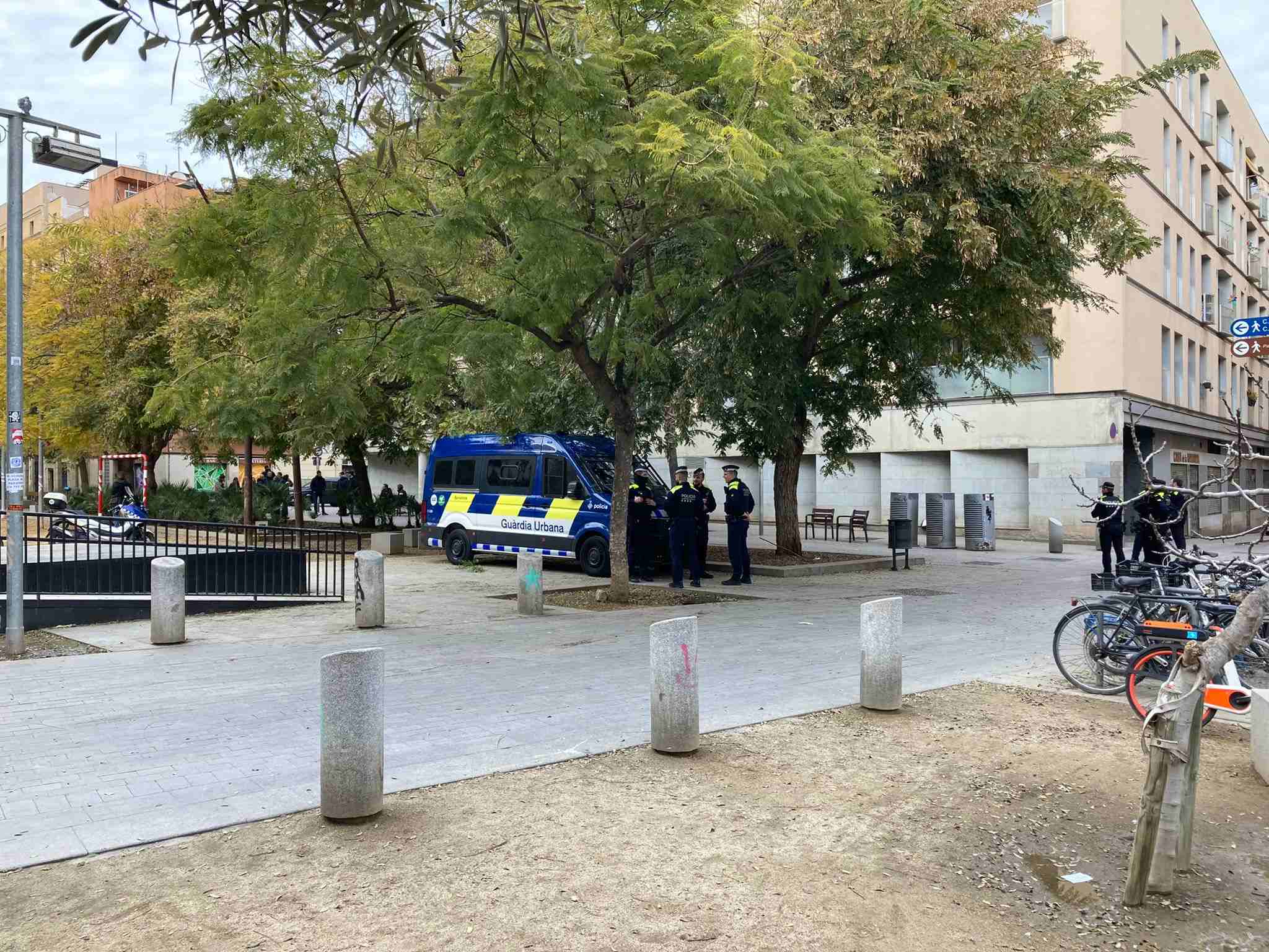 Shooting in central Barcelona, with two injured: police hunting for gunman