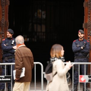 Civil Guard searches of the Catalan government palace and Òmnium's headquarters Civil Guard searches of the Catalan government palace and Òmnium's headquarters
