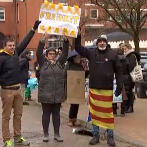 Demonstration in support of Puigdemont in front of Neumünster prison Demonstration in support of Puigdemont in front of Neumünster prison