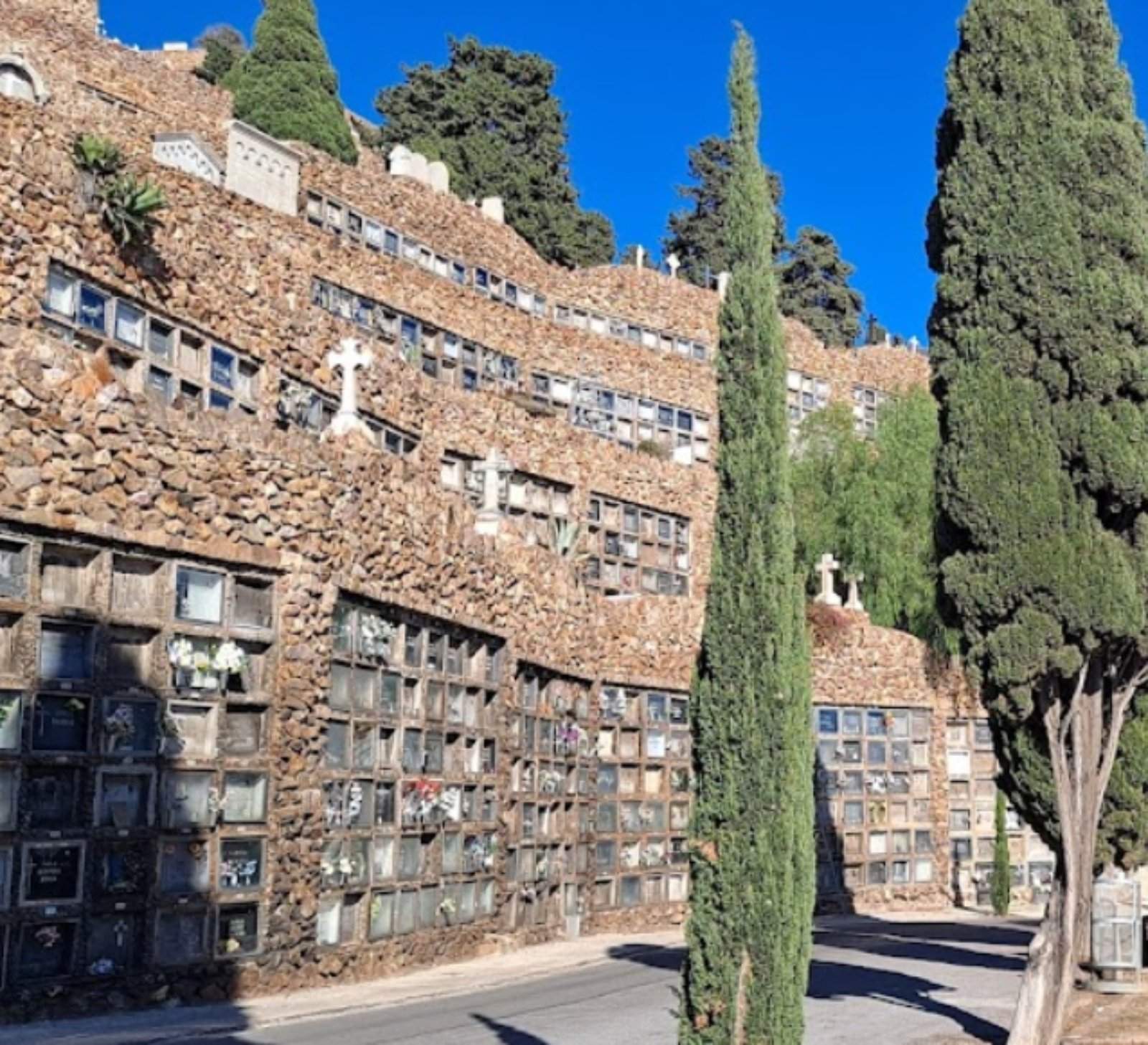 Wanted, Barcelona graverobbers: 162 graves opened, with gold and jewels taken, in Montjuïc cemetery