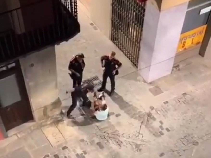 Mossos police officer assaults man seated on the ground in Catalan town of Olot | VIDEO