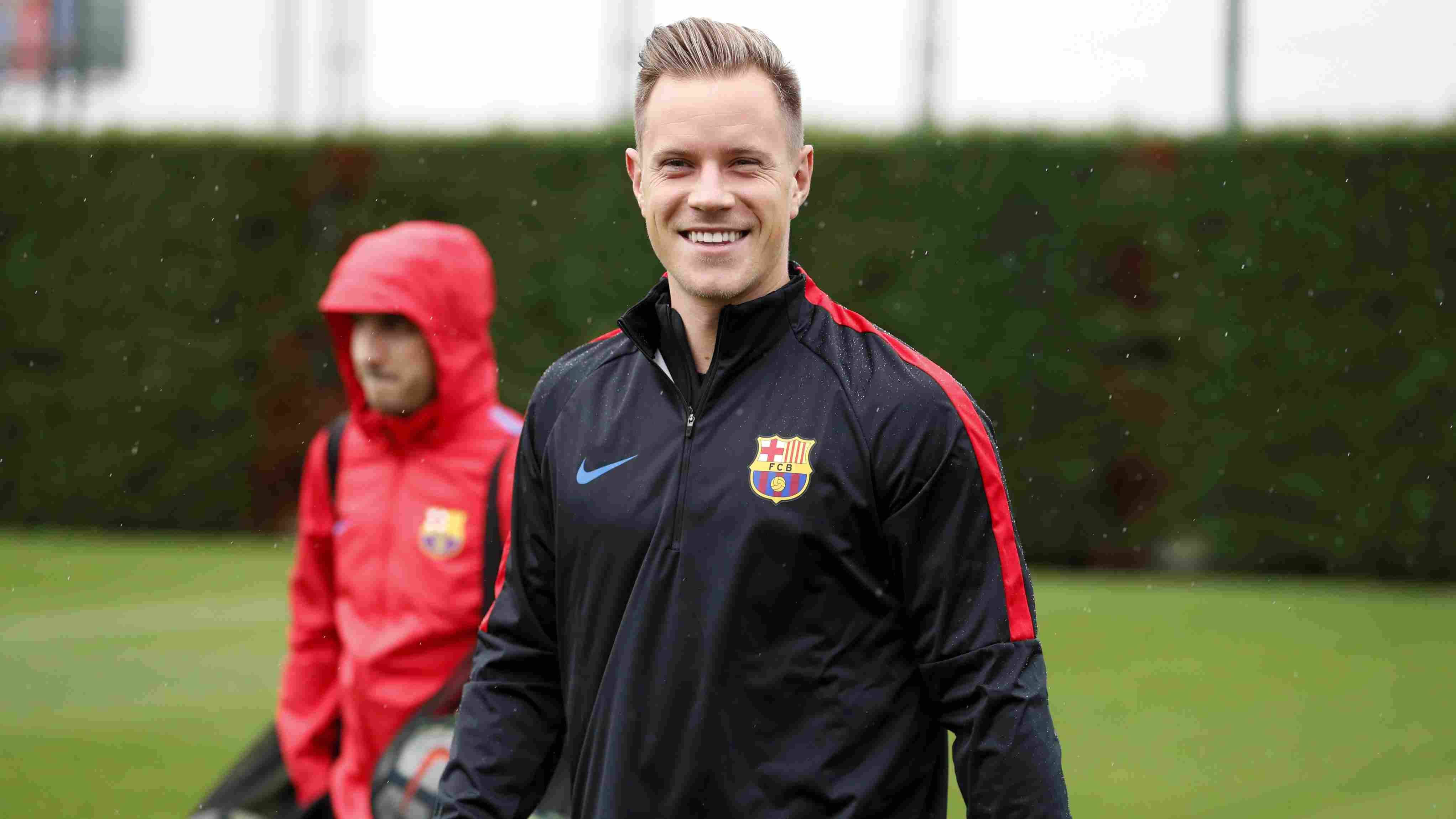 Ter Stegen celebra con humor la renovación de Piqué