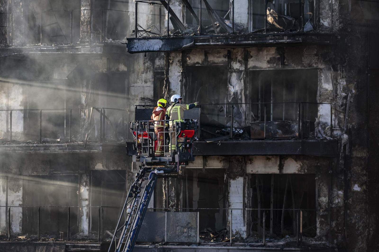 Short-circuit in an awning: leading hypothesis on cause of the disastrous València tower fire