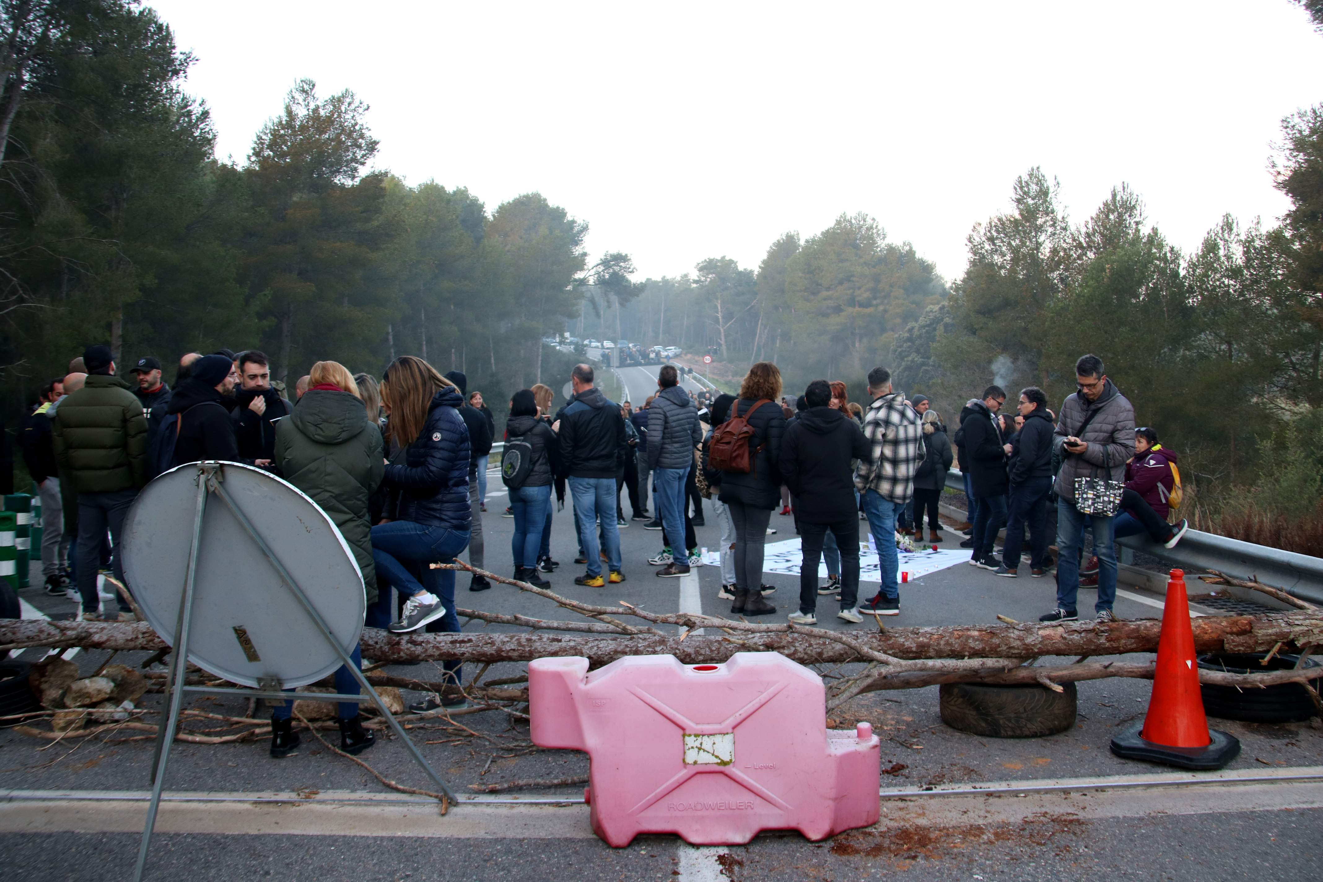 Catalonia's prison officers blockade centres in protest after inmate kills cook
