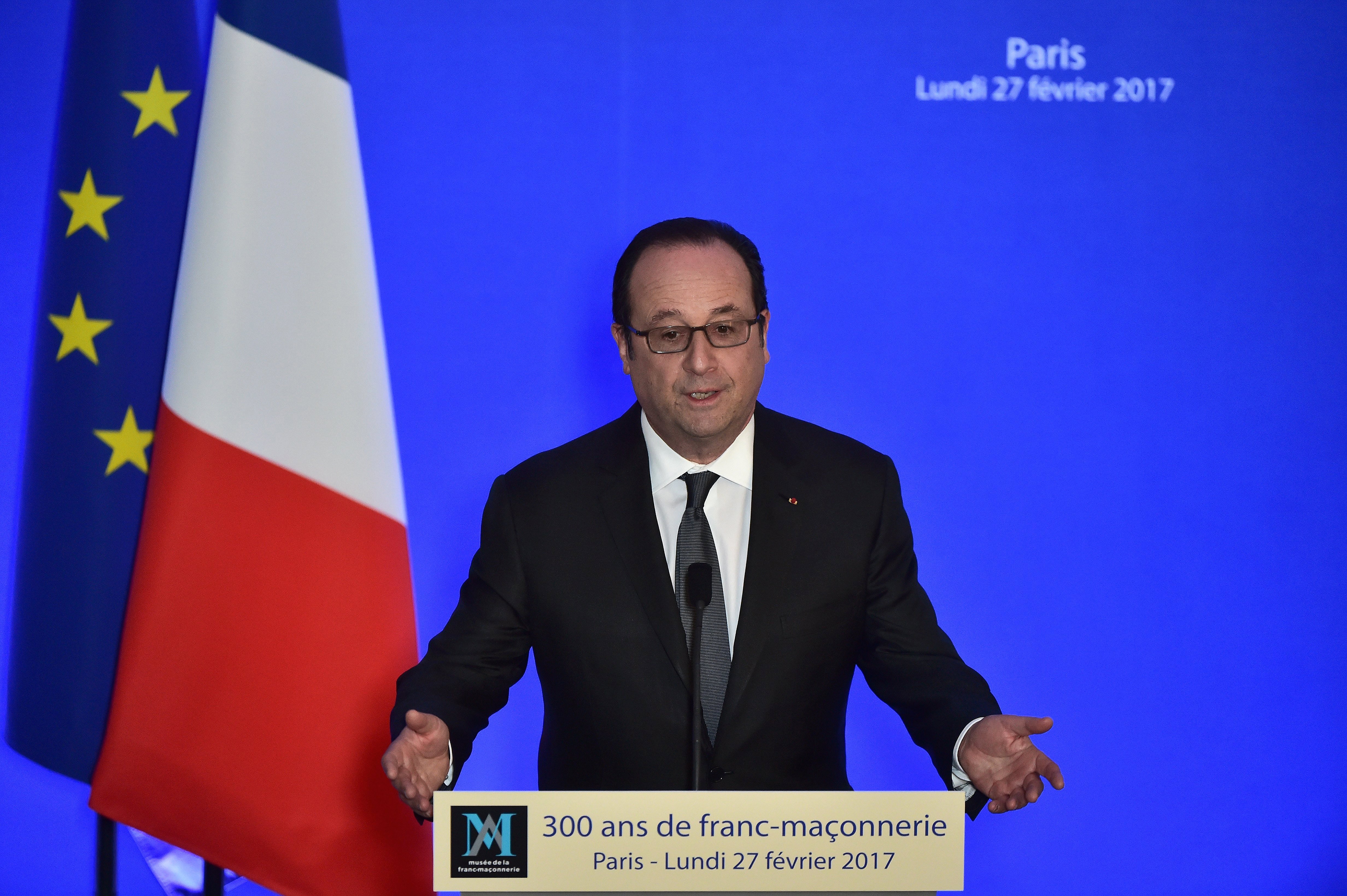 Hollande says Catalan conflict should be resolved "by democratic means"