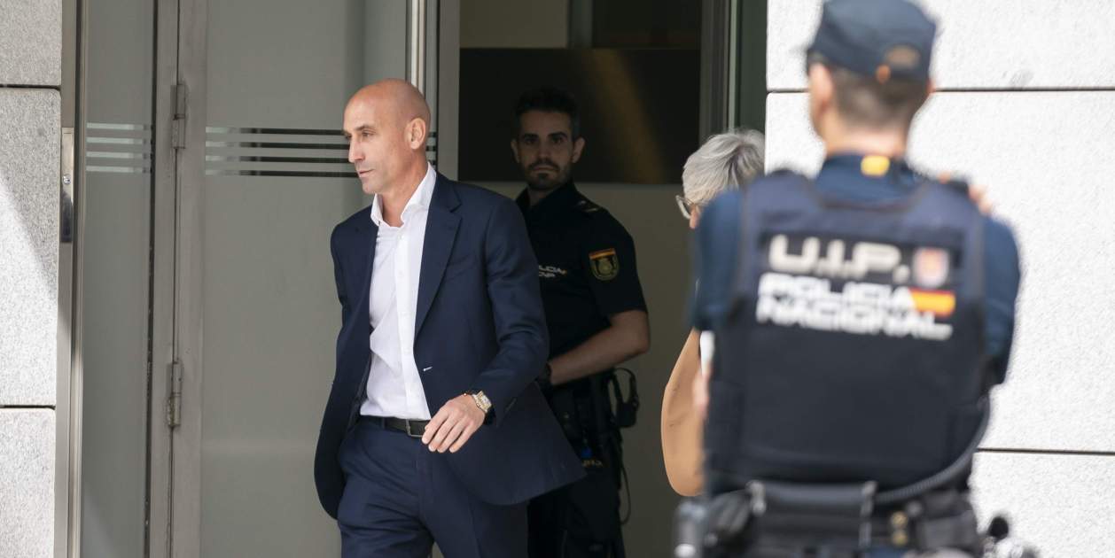 Luis Rubiales regresa anticipadamente a España tras las acusaciones de corrupción en el fútbol y espera la llamada del juez