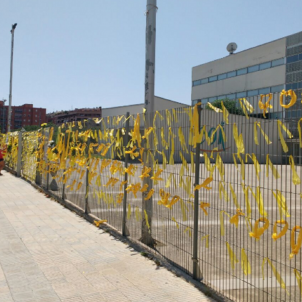 Ciutadans urges supporters to remove yellow loops from streets Ciutadans urges supporters to remove yellow loops from streets