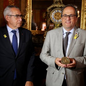 Mayor of Perpignan receives president Torra with a yellow loop Mayor of Perpignan receives president Torra with a yellow loop