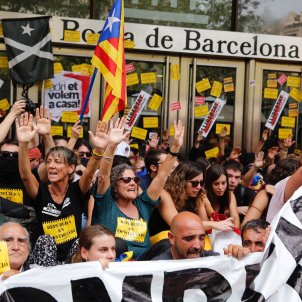 Barcelona Stock Exchange blocked by protesters who call for Torra, interior minister to resign Barcelona Stock Exchange blocked by protesters who call for Torra, interior minister to resign