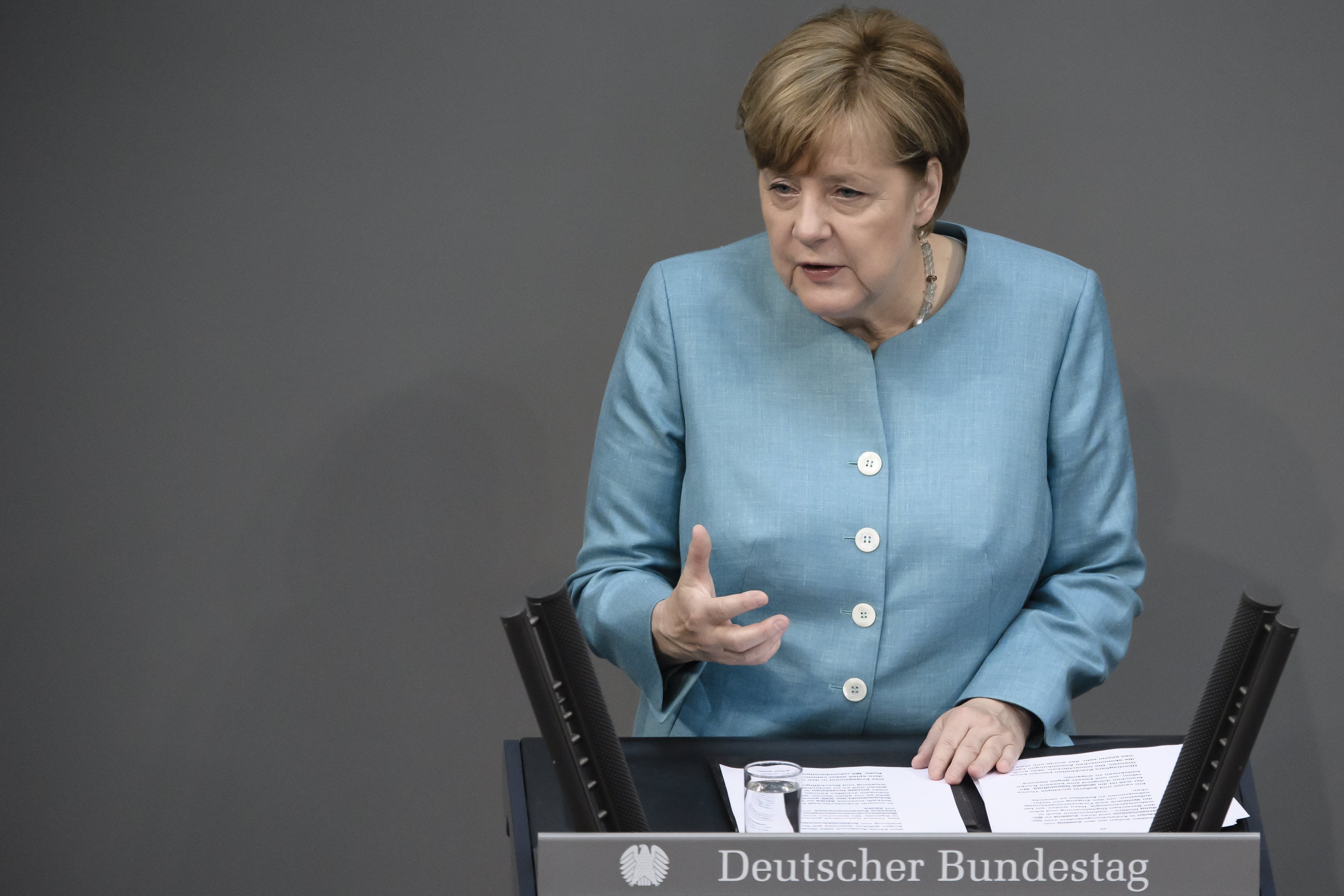 Merkel suspends German arm sales to Saudi Arabia