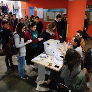 Students queue to vote in unofficial referendum on Spanish monarchy Students queue to vote in unofficial referendum on Spanish monarchy