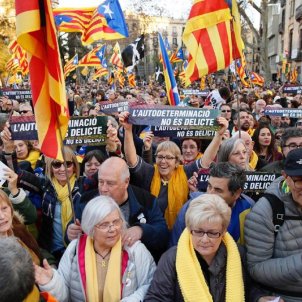 A mile and a half of "human wall" as Catalans protest against leaders' trial A mile and a half of "human wall" as Catalans protest against leaders' trial