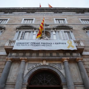 Catalan president Torra disobeys Election Board order to remove yellow loops Catalan president Torra disobeys Election Board order to remove yellow loops
